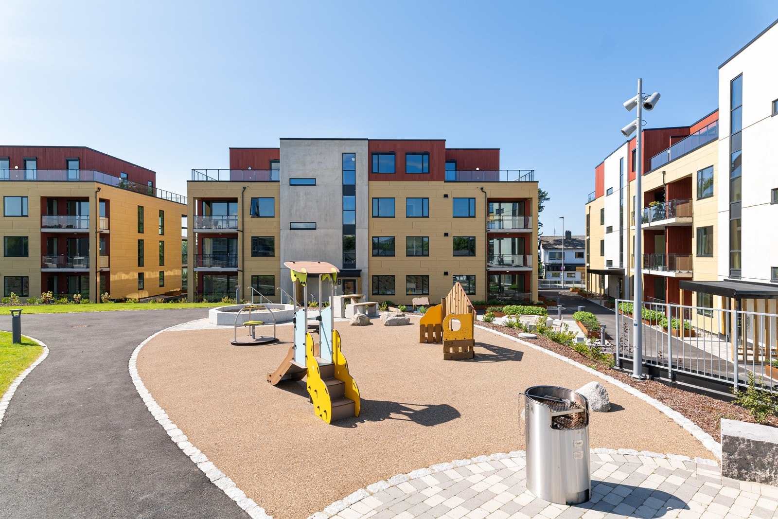 Her er det asfalterte stier, bed med ulik beplantning og lekeplass for de minste. Galleribilde