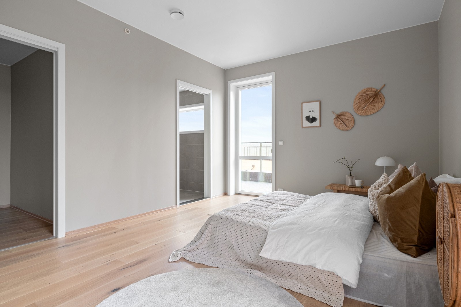 Hovedsoverommet er av god størrelse med plass til dobbeltseng og nattbord på begge sider. Hovedsoverommet har eget bad på ca. 5,4 kvm og walk-in closet på 4,3 kvm. Galleribilde