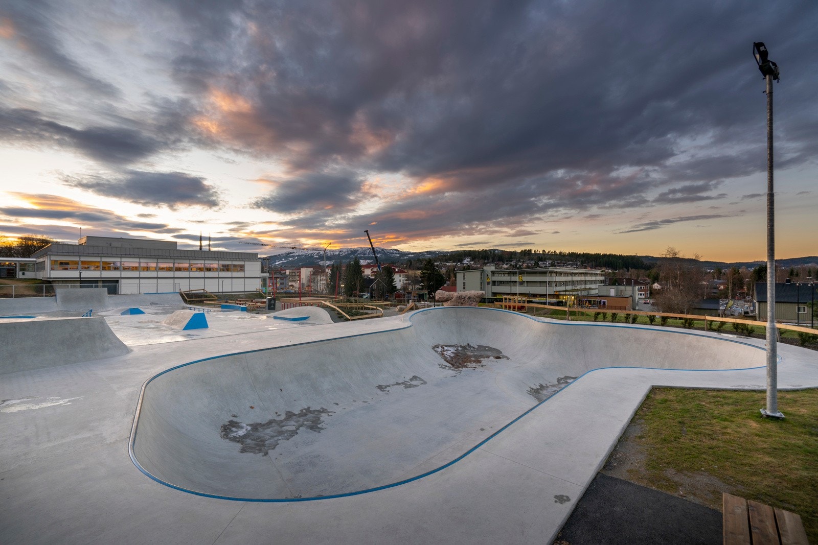 Skateparken/aktivitetsparken ligger like ved kulturhuset i sentrum av Klæbu Galleribilde