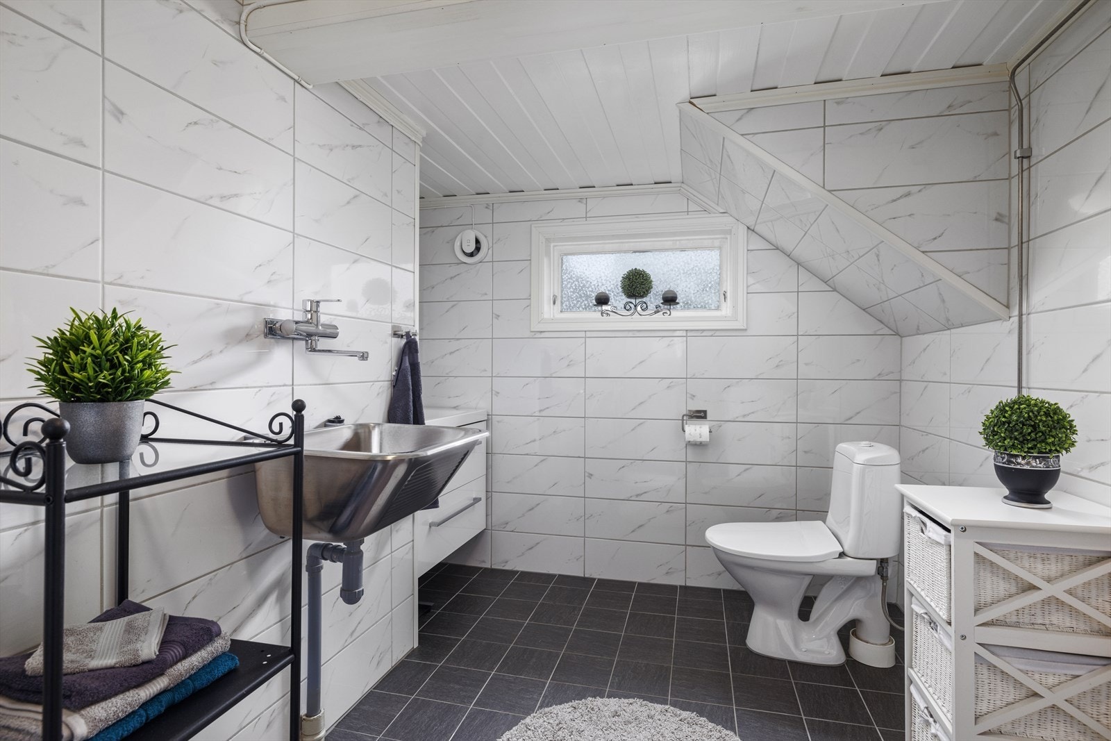 Badet er innredet med servant, toalett og dusjhjørne. Det er opplegg for vaskemaskin. Galleribilde