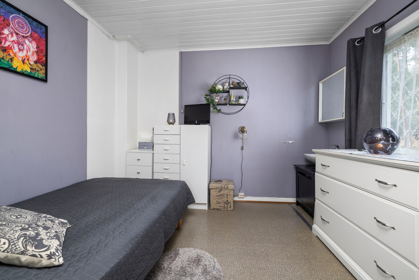 Soverom i 1. etasje har belegg på gulv, malte flater på vegger og panel i tak. Galleribilde