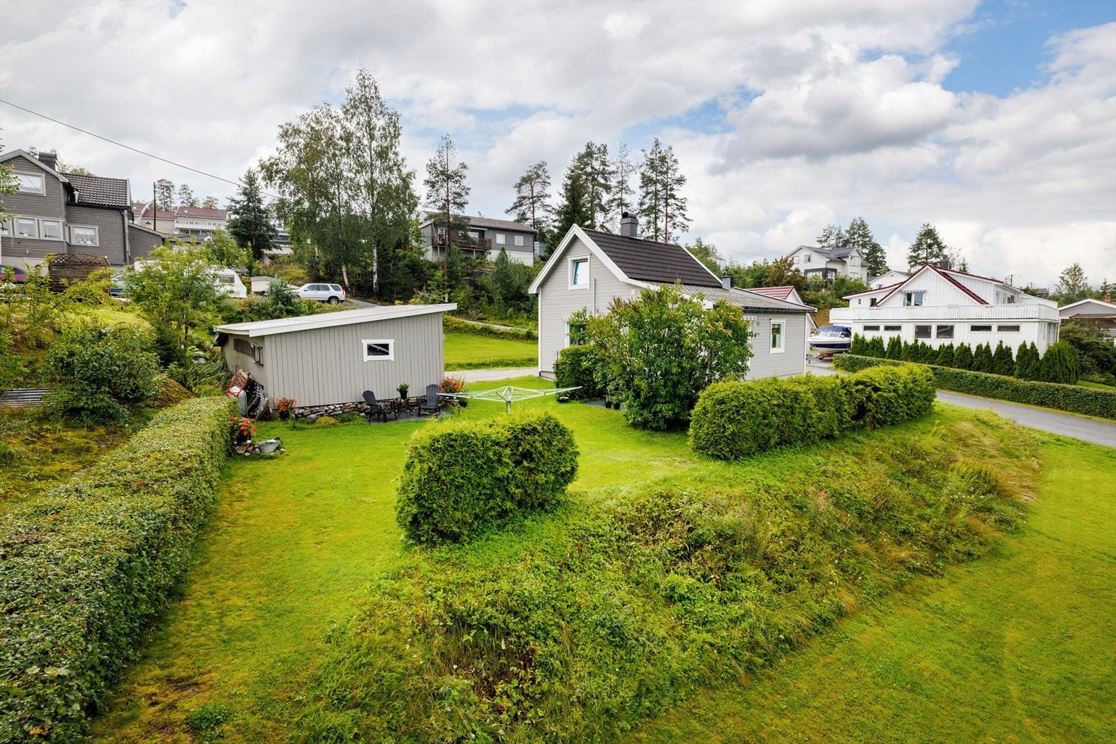 Eiendommen er beliggende på populære Furumo med fin utsikt mot Øståsen og Vikersund hoppsenter, Bergsjø og Tyrifjorden. Galleribilde