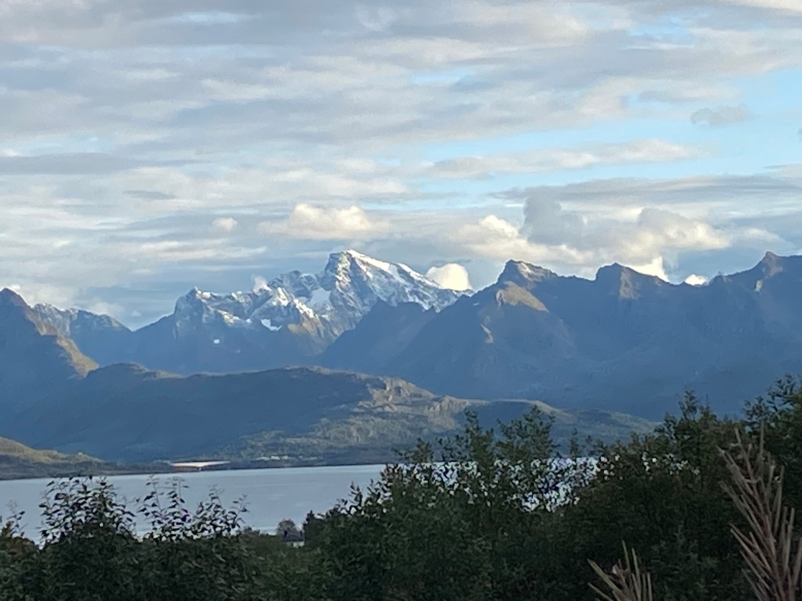 Panoramautsikt fra bolig og hage Galleribilde