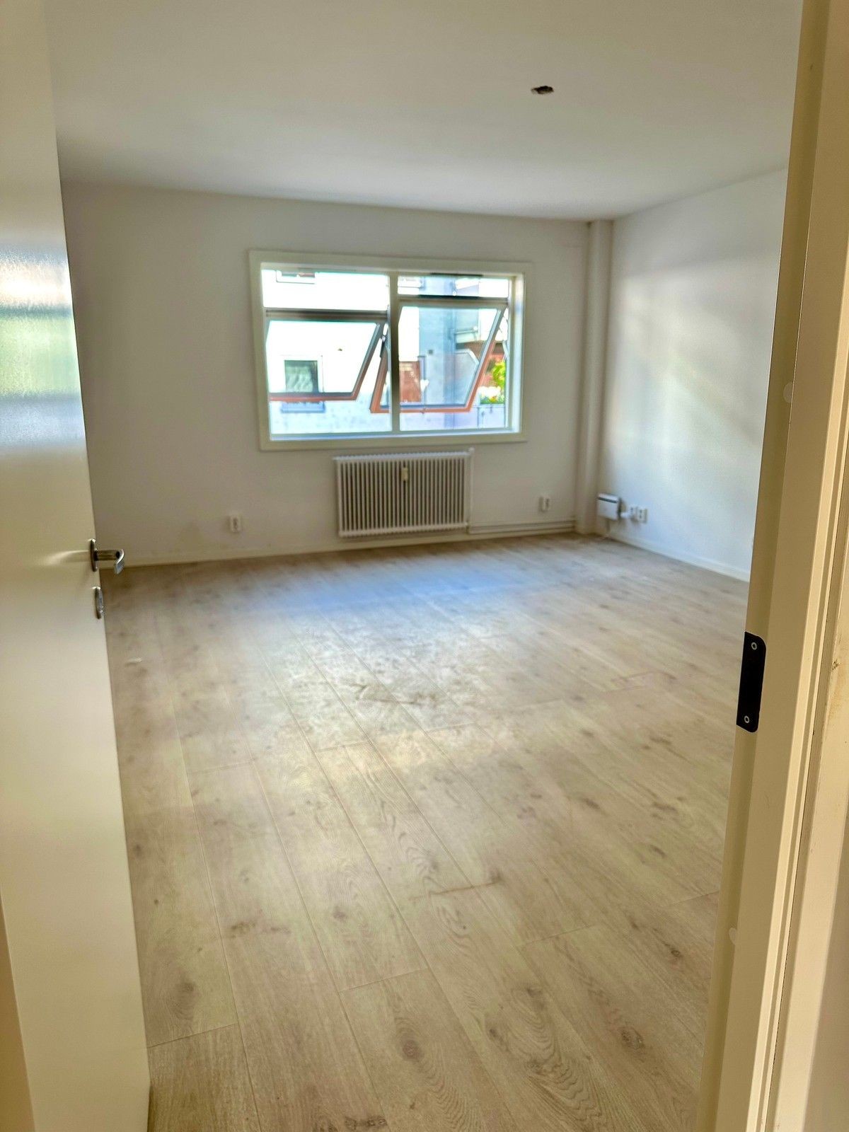 Stort soverom med garderobeskap. Ca. 22 m2. Galleribilde