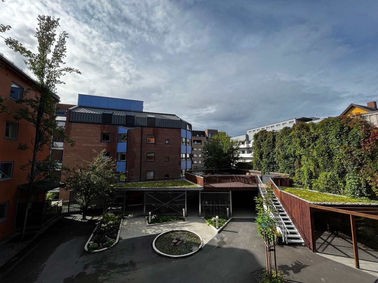 Flott bakgård med sittegrupper og sykkelparkering. Galleribilde