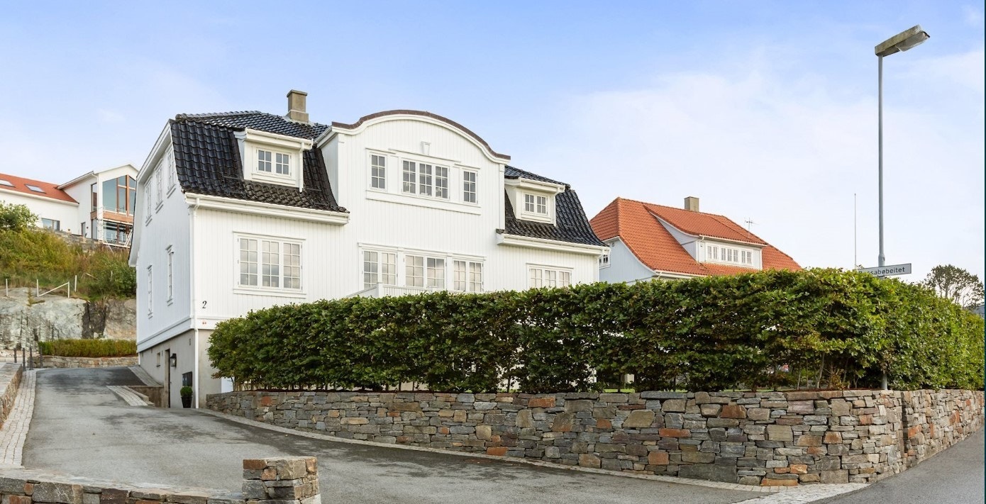 Inngangsparti i underetasjen. 1 stk parkering i oppkjørsel (til venstre ved muren). Galleribilde