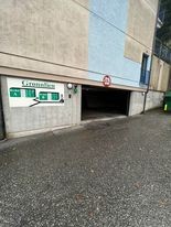 Inngangen til garasjen rett fra vegen Galleribilde