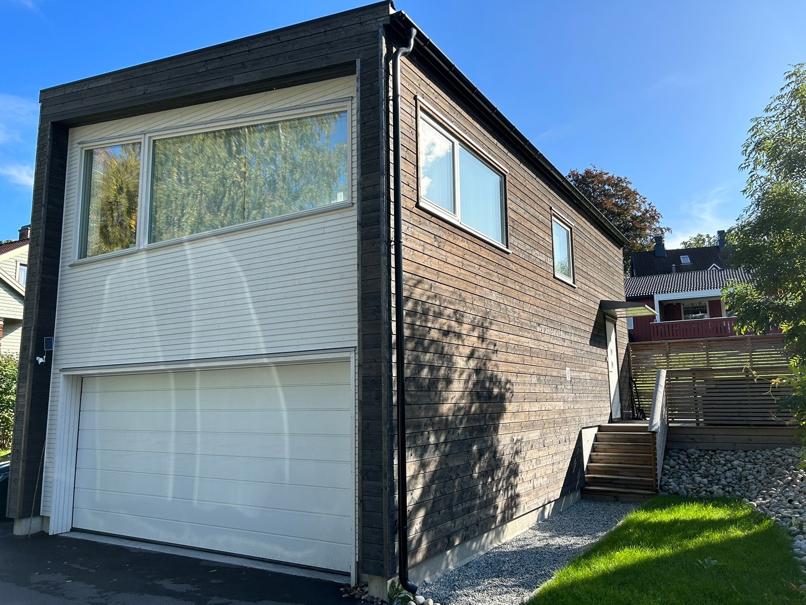 Fasade. Leiligheten ligger i 2. etg. i garasjebygg tilhørende hovedhus. Galleribilde