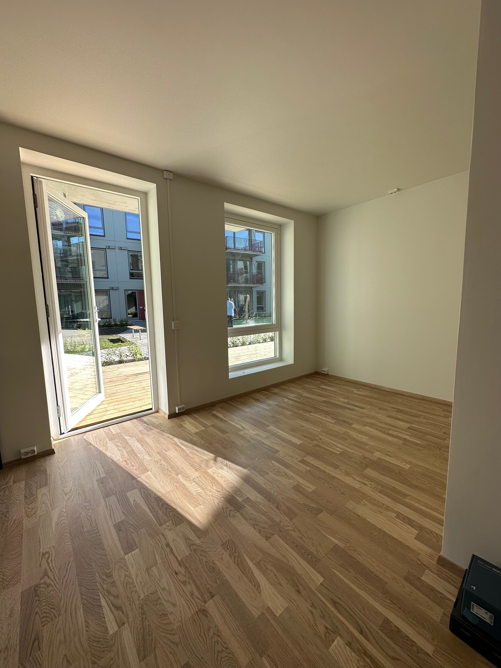 Det blir montert gardiner på stuen. Galleribilde
