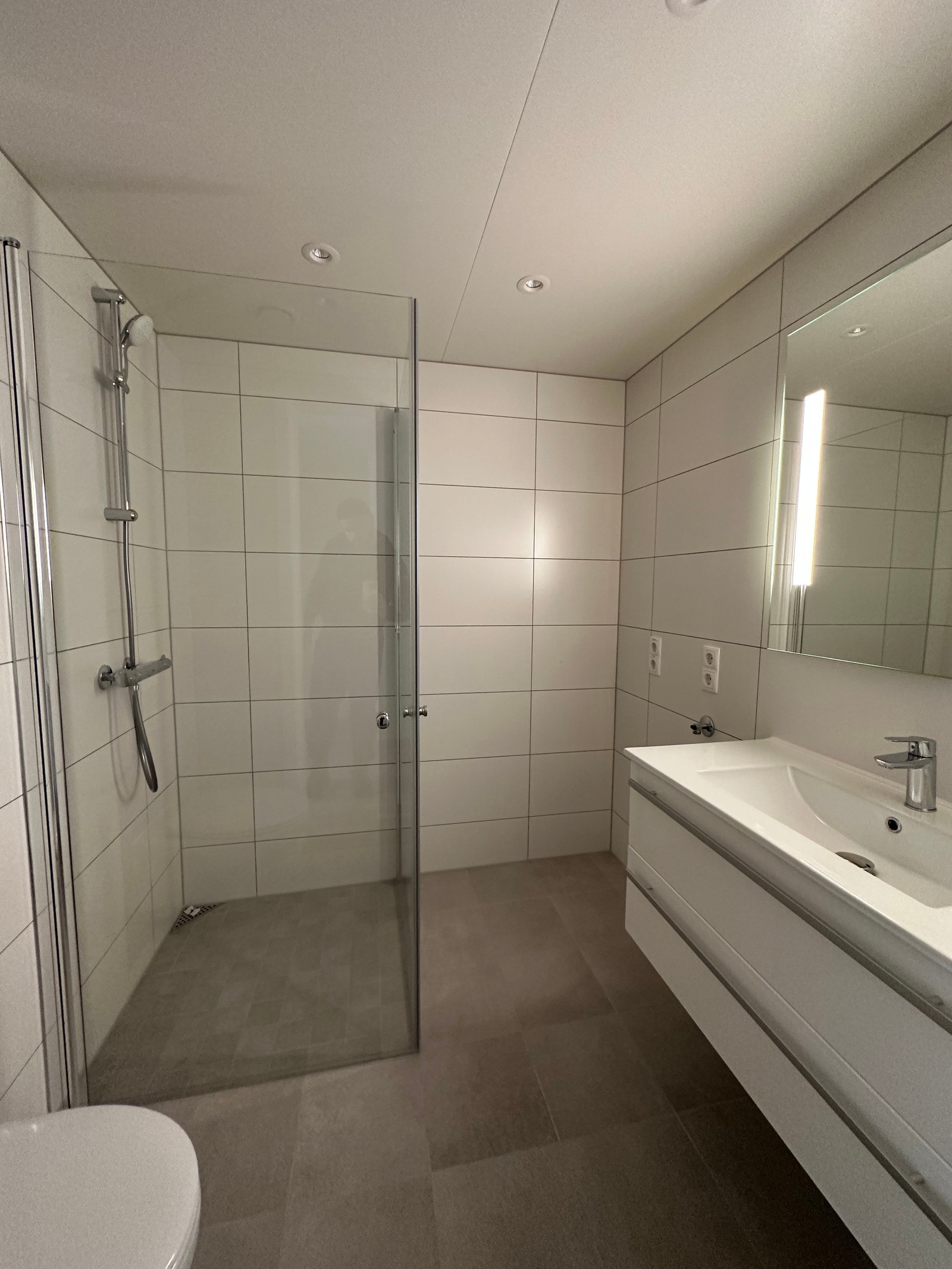 Det er mulighet å ordne med ekstra skap på badet. Galleribilde