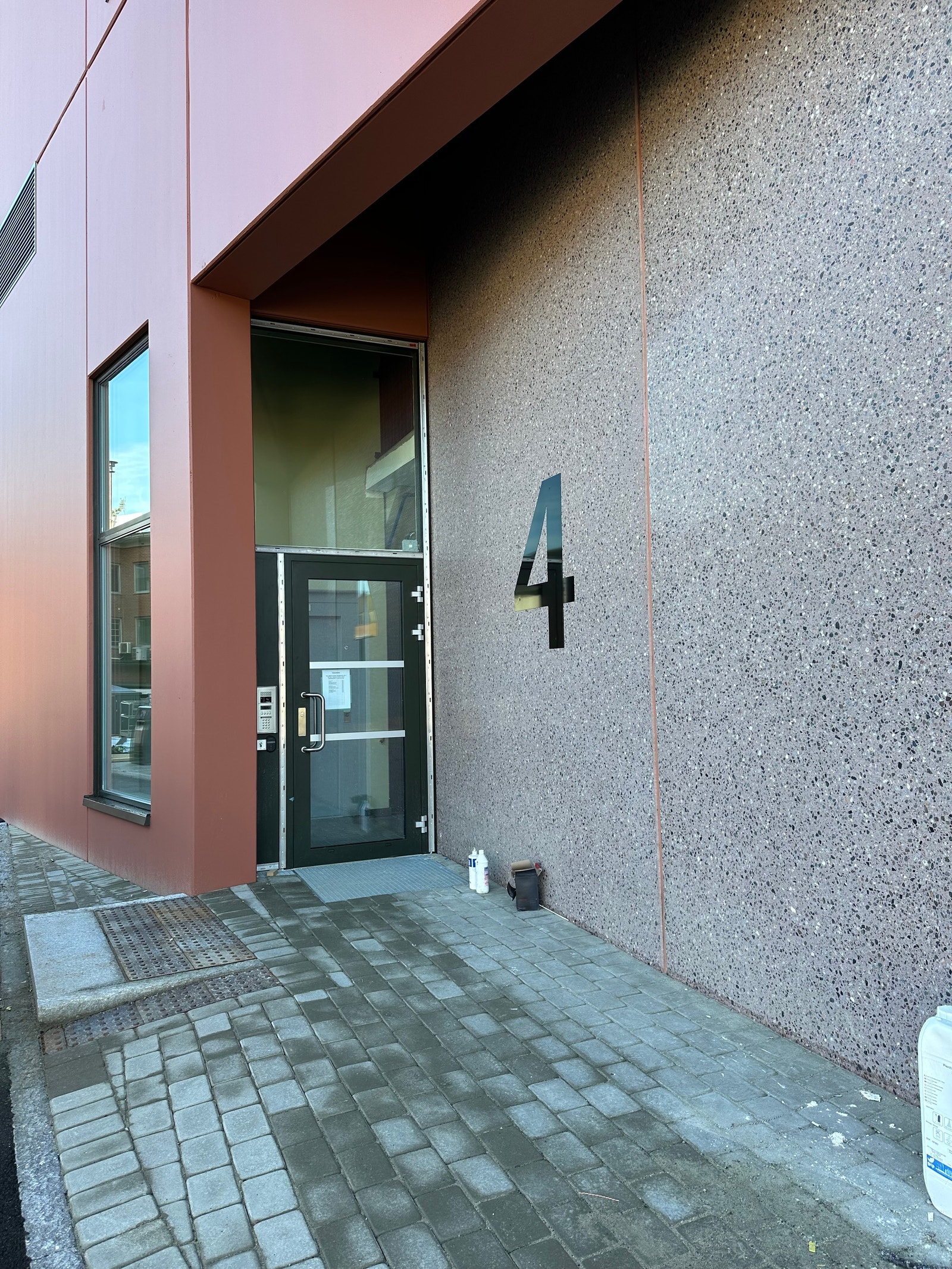 Inngangsparti med 10 meter fra COOP. Galleribilde