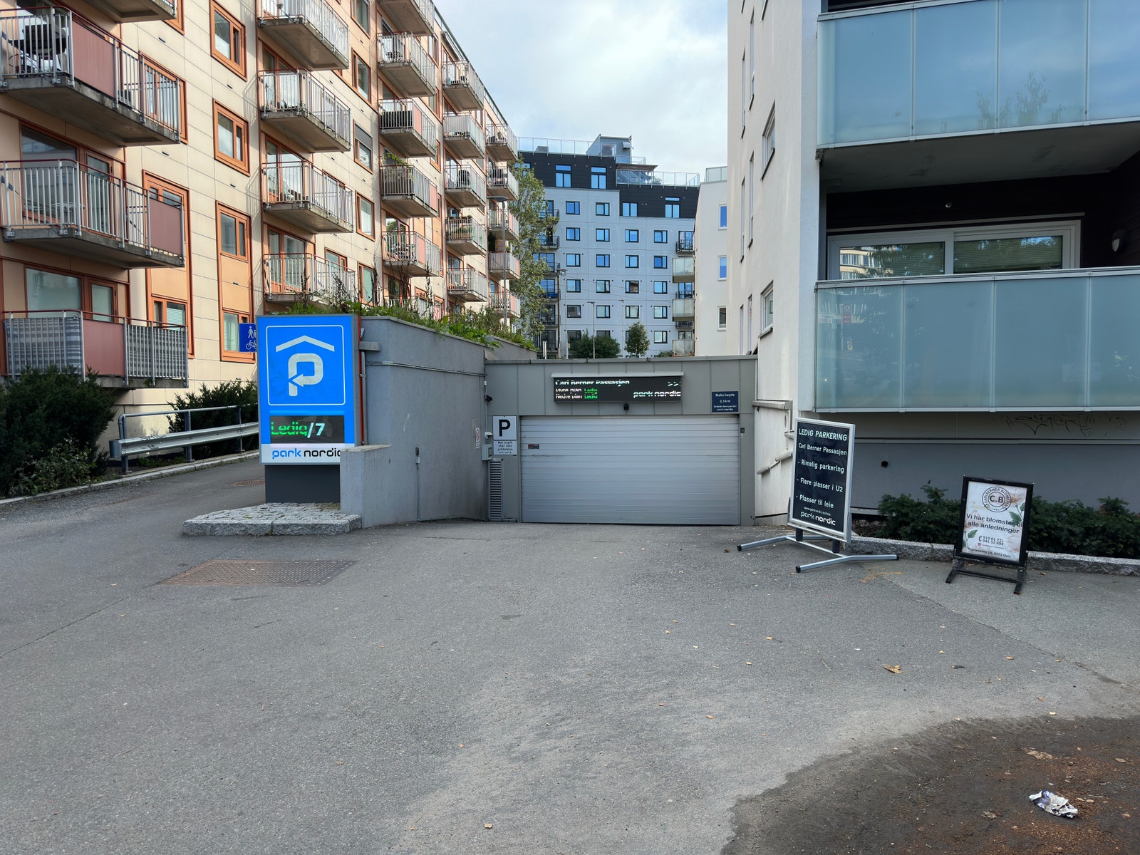 Innkjøring til parkeringsplass fra Sinsenveien 3. Galleribilde