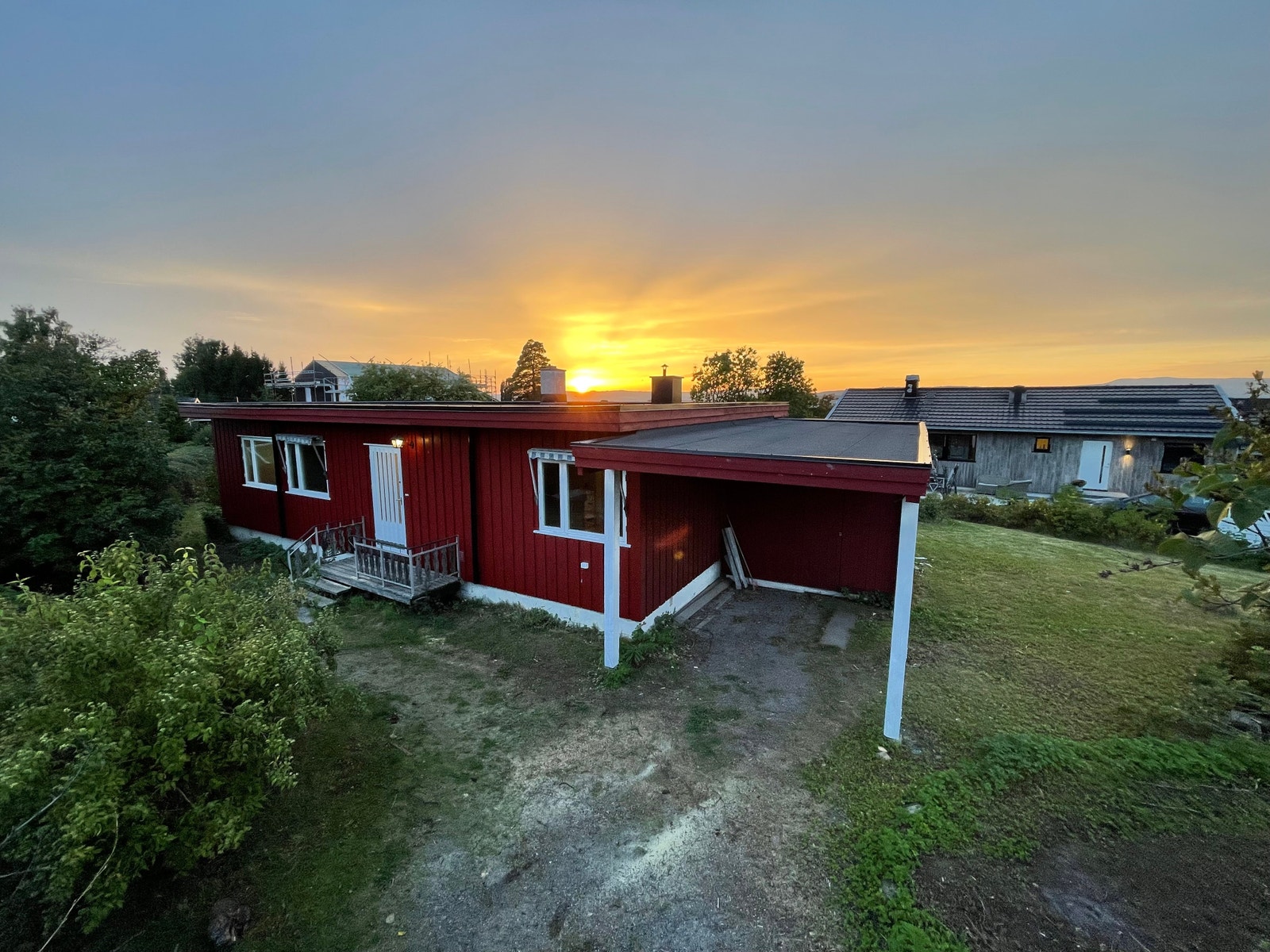 Carport med bod i bakkant Galleribilde