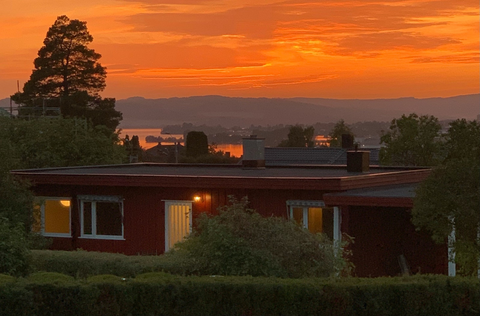 Solrik beliggenhet på stor tomt Galleribilde