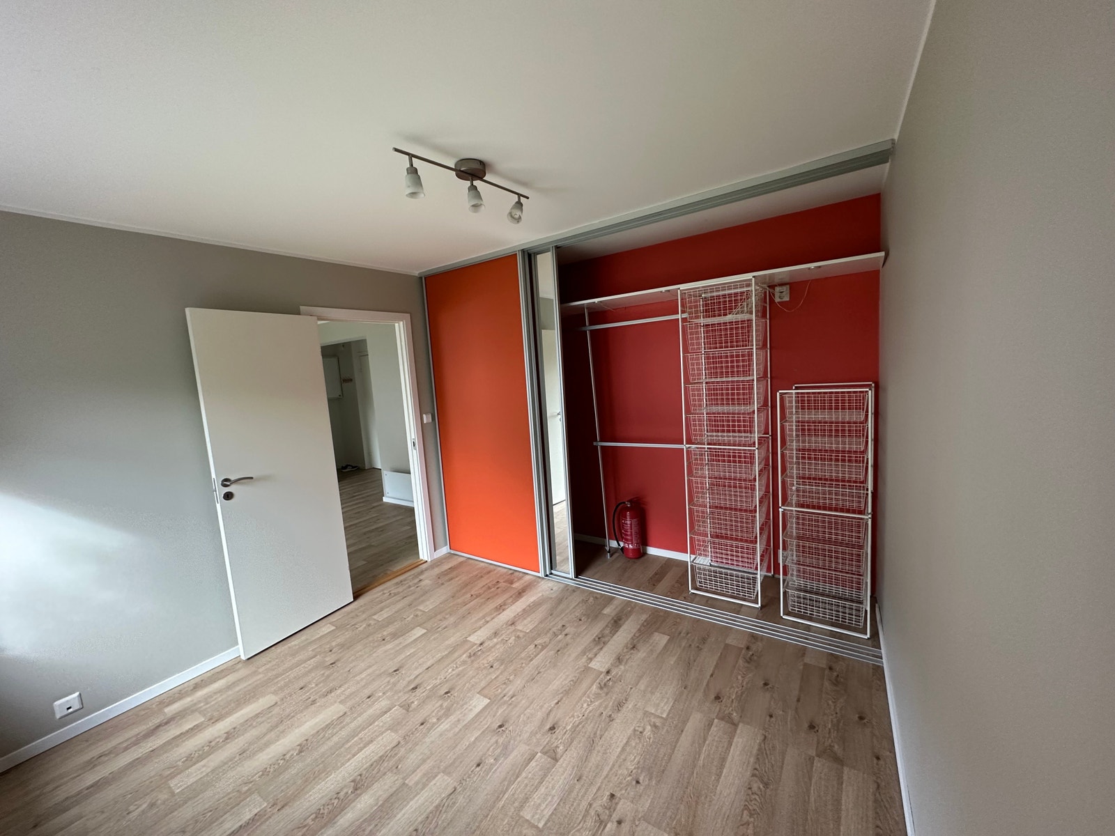Stor skyvedørsgarderobe med masse plass til klær og sko. Galleribilde