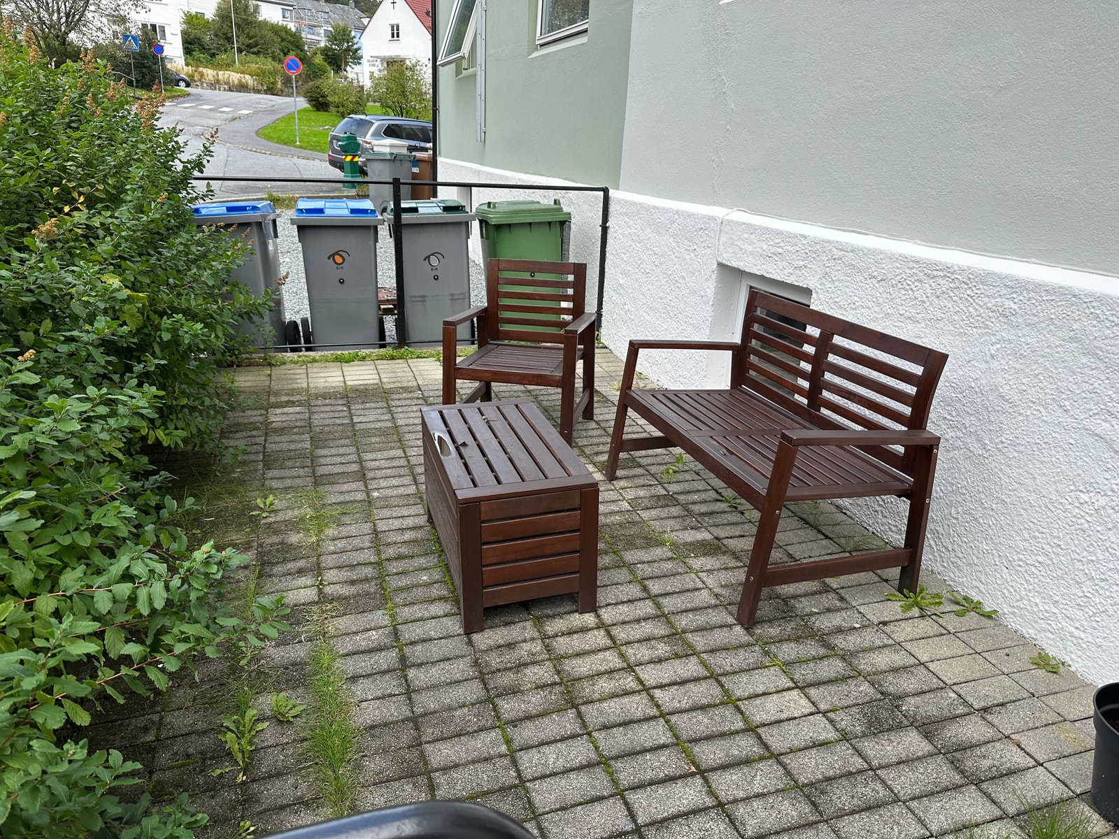 Koselig felles uteplass i front av huset. Det også finnes bakhage. Galleribilde