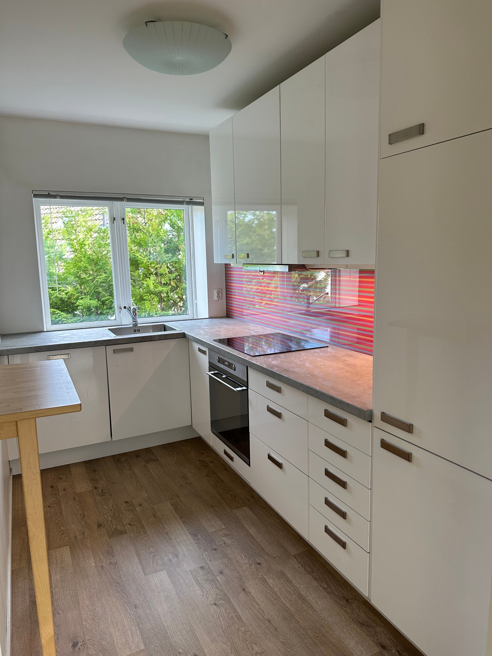 Kjøkken - Ikea innredning med integrerte hvitevarer: kjøl/fryseskap, oppvaskmaskin, steikeovn og platetopp. Galleribilde