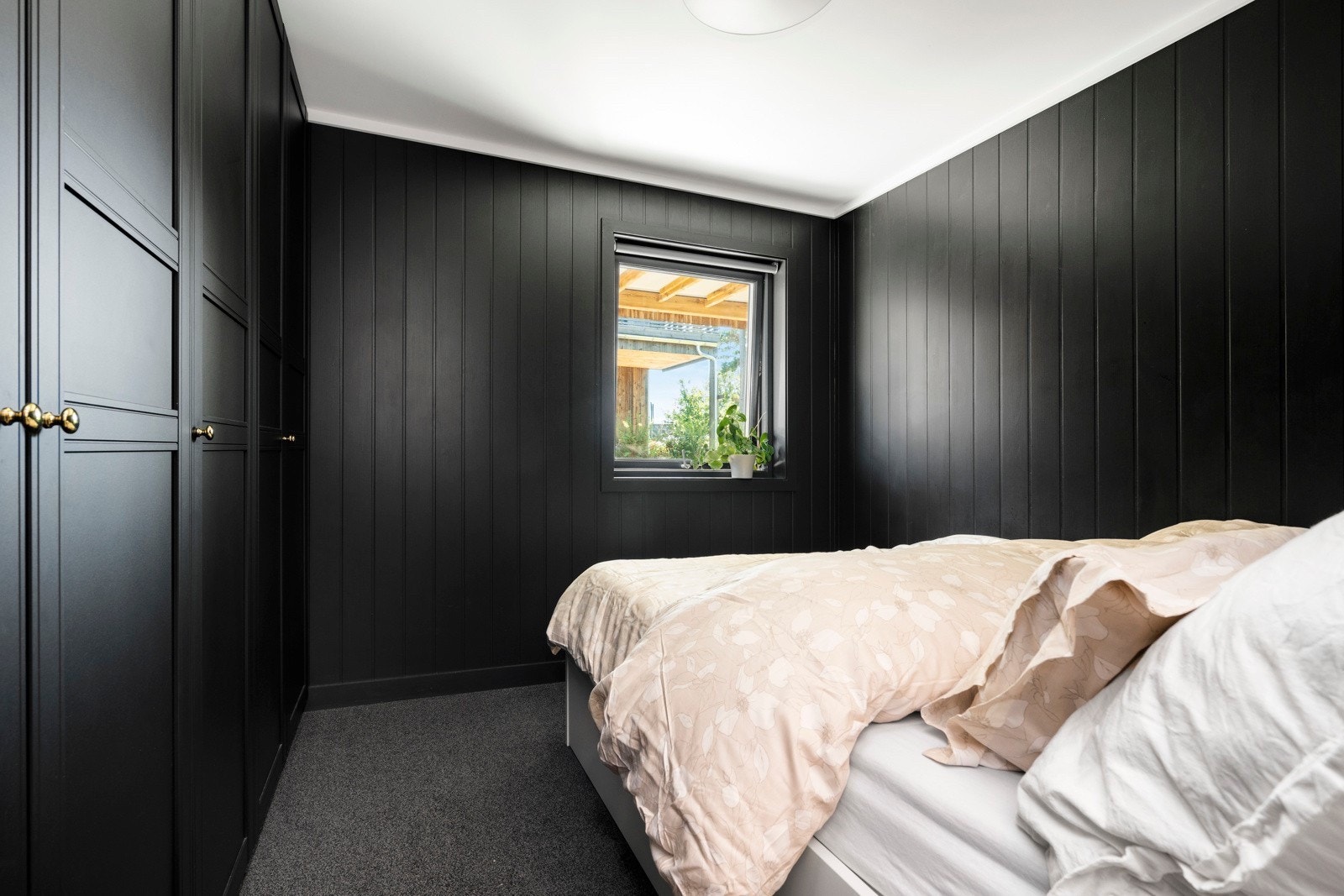 Soverom med garderobe Galleribilde
