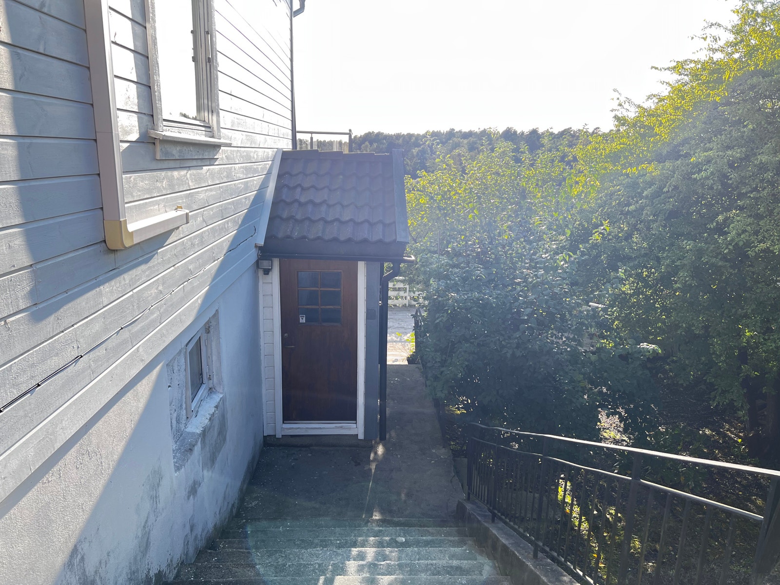 Inngangsdør til underetasje leilighet Galleribilde