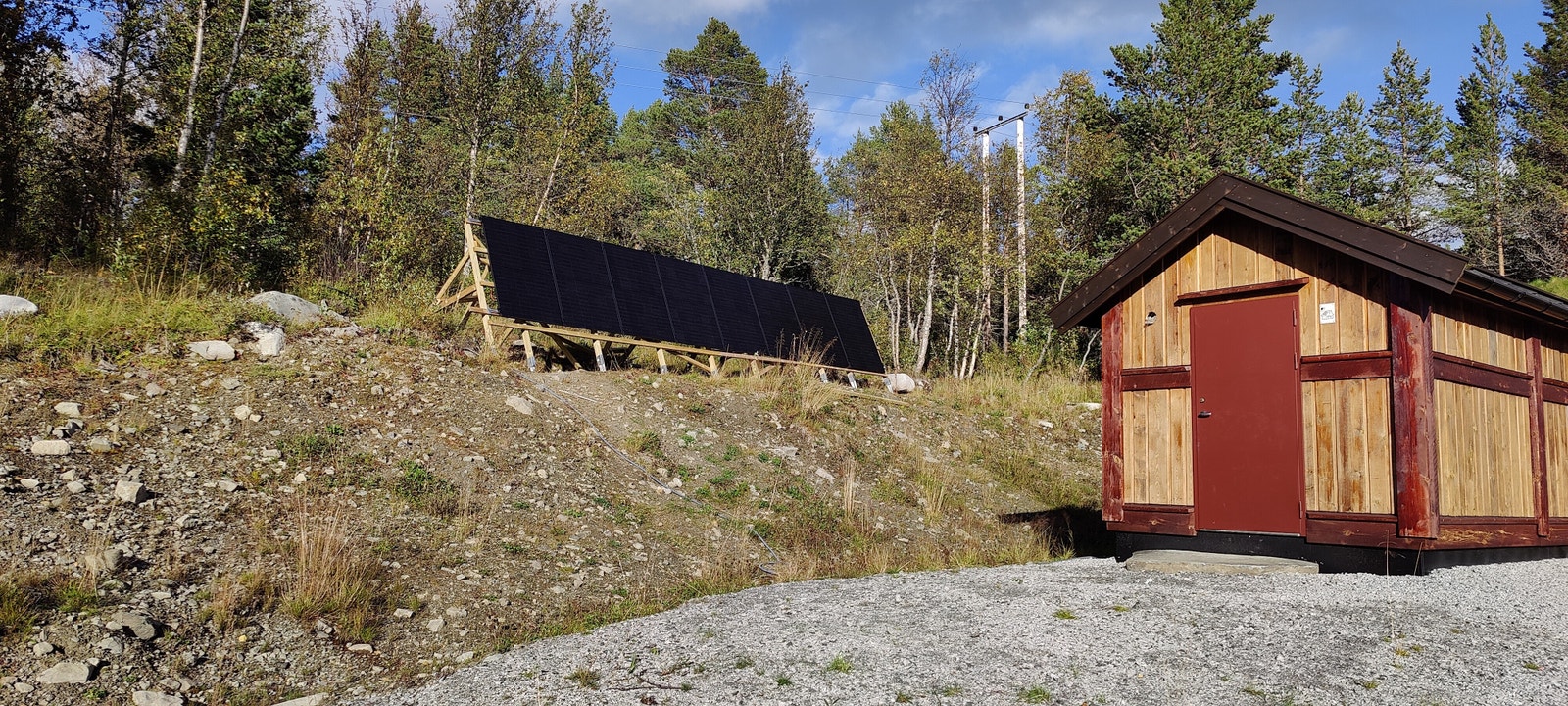 solcelleanlegg ved vannbehandlingshuset produserer strøm, og reduserer felleskostnader for vann/ avløp. Andel for 2023 kr 4500; langt under kommunale satser. Galleribilde