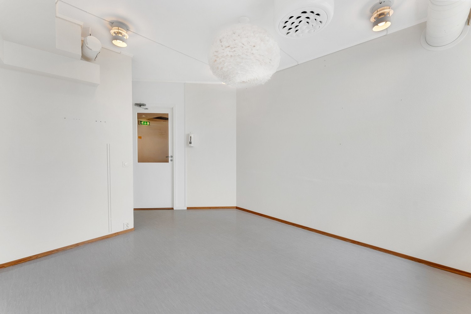 Venterom med garderobeskap - 12,2 m2 Galleribilde