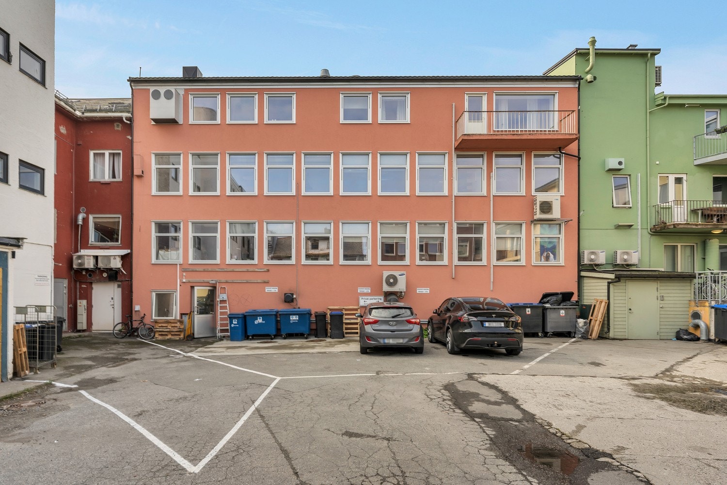 Bakgård - en parkeringsplass inkludert Galleribilde