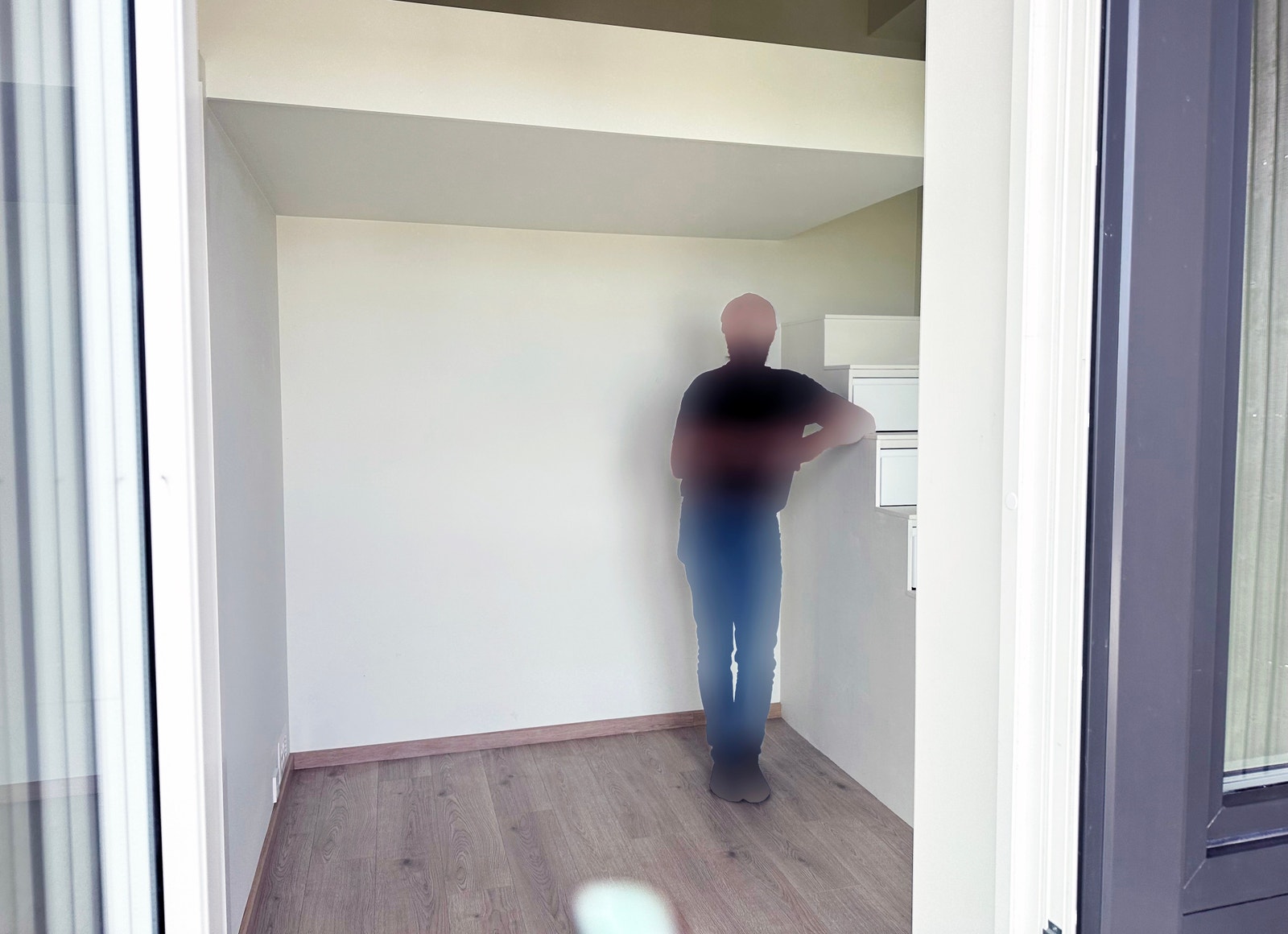 Hemsen er rundt 2m høy. Modellen er 180 cm. Galleribilde
