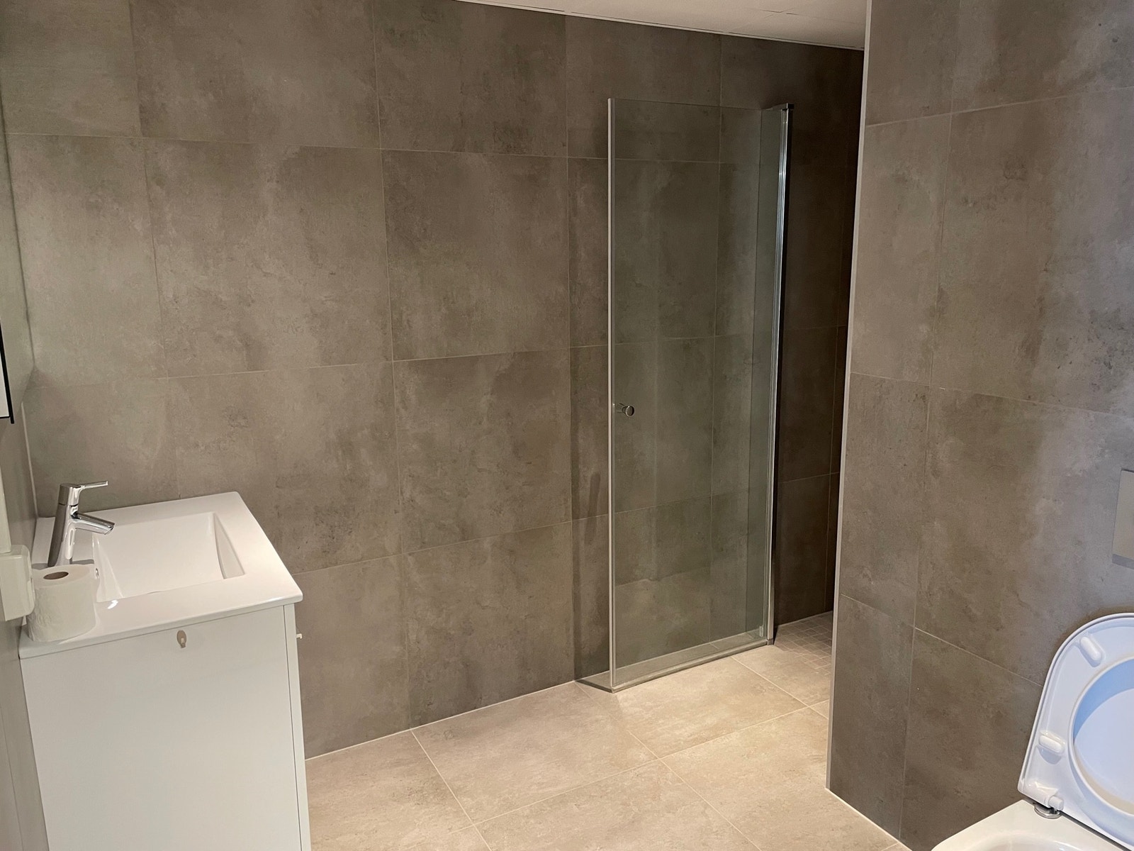 WC/bad m/dusj på 5,4 m2 Galleribilde