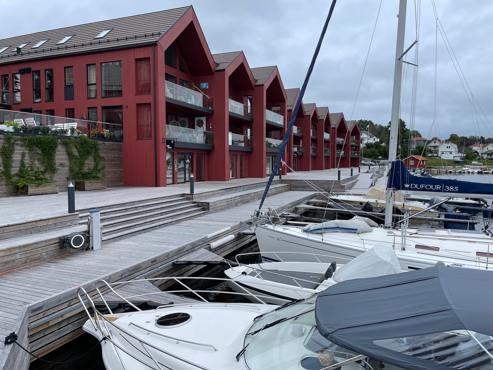 Kontorene ligger flott til med båtbrygge utenfor Galleribilde
