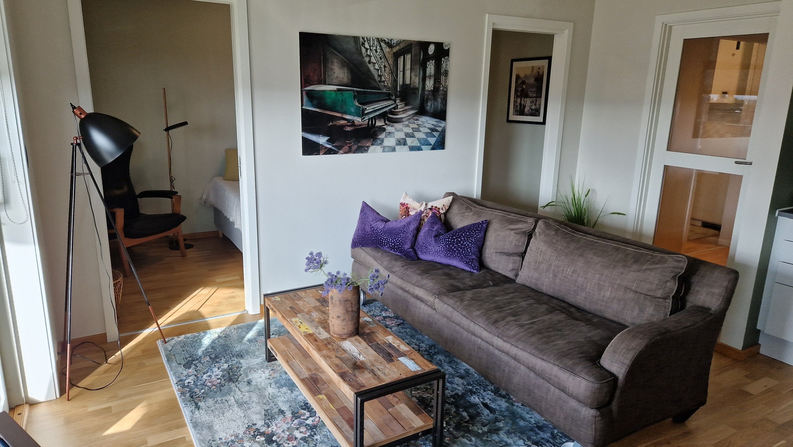Lys stue med designermøbler og The Frame TV Galleribilde