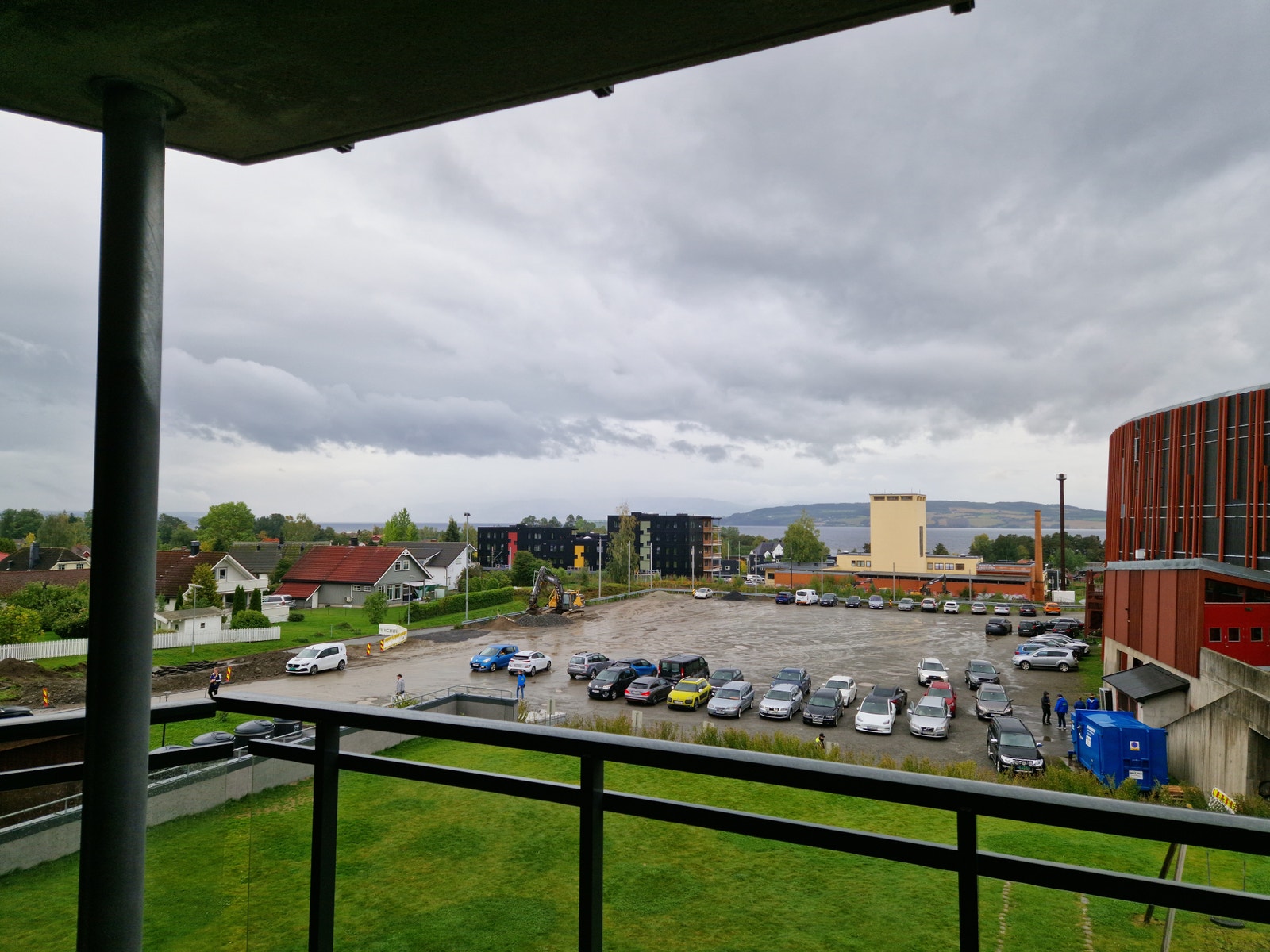Mjøsutsikt fra uteplass Galleribilde