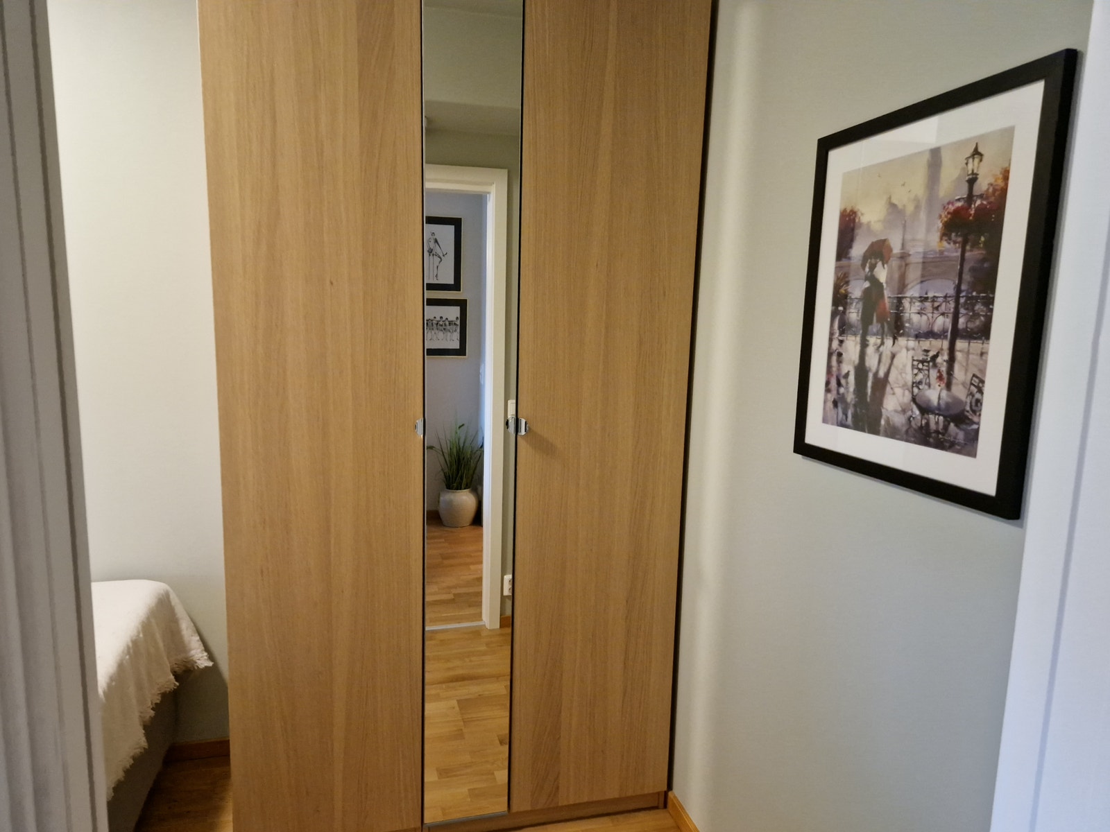 Nytt klesskap med speil Galleribilde