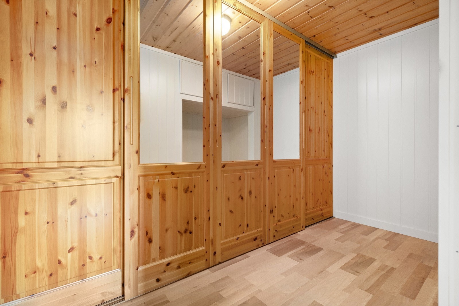 innredet rom med garderobe og plass bygd gjeste seng Galleribilde