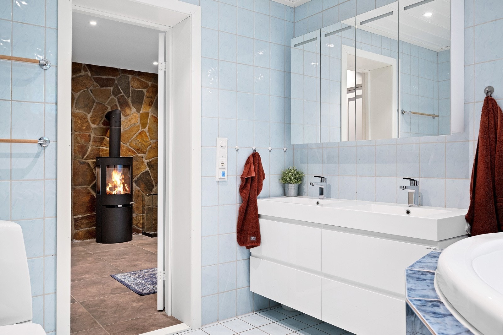 Badet nede med dush og badekar Galleribilde