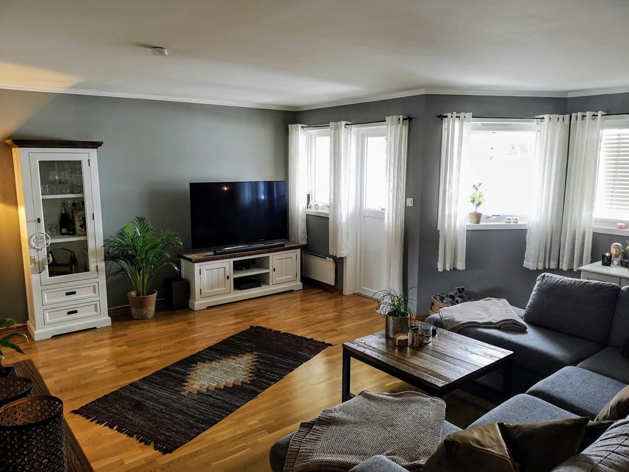 Gamle møbler på disse bildene Galleribilde