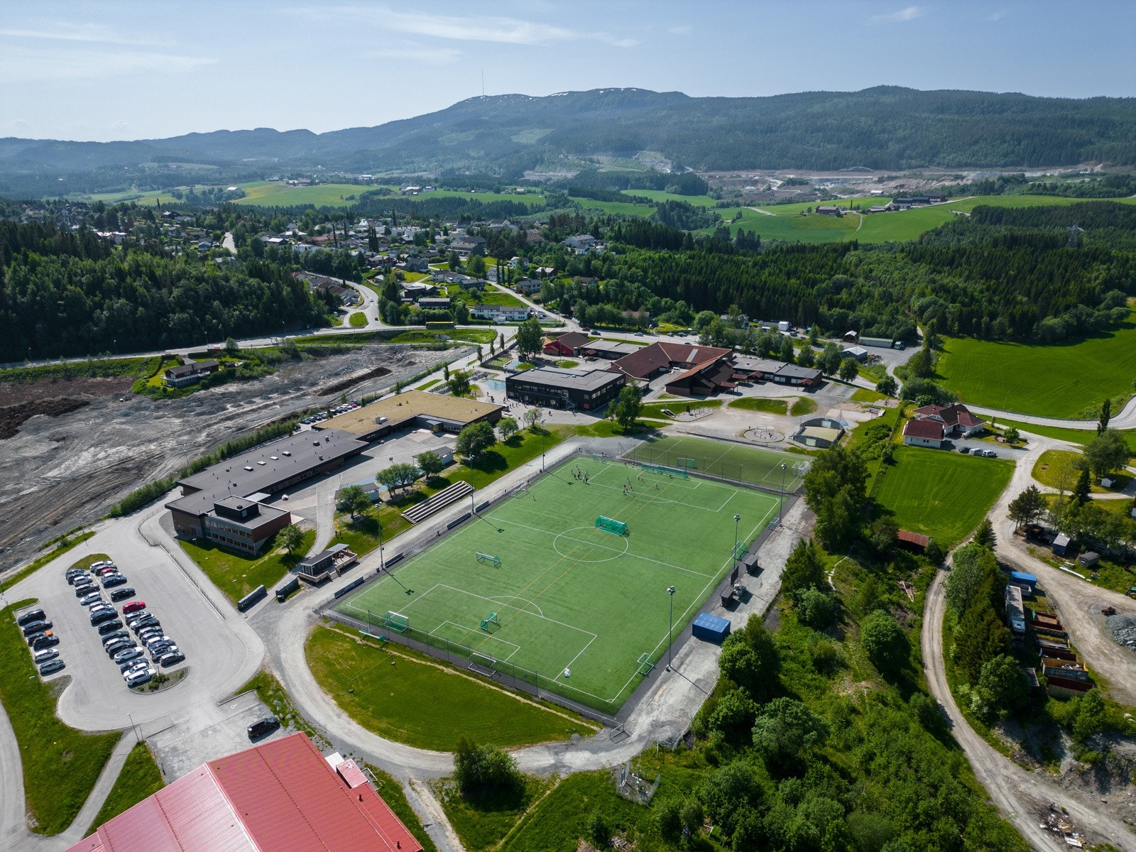 Sørborgen barne- og ungdomsskole. Her ligger også kunstgressbanen og Klæbuhallen. Galleribilde