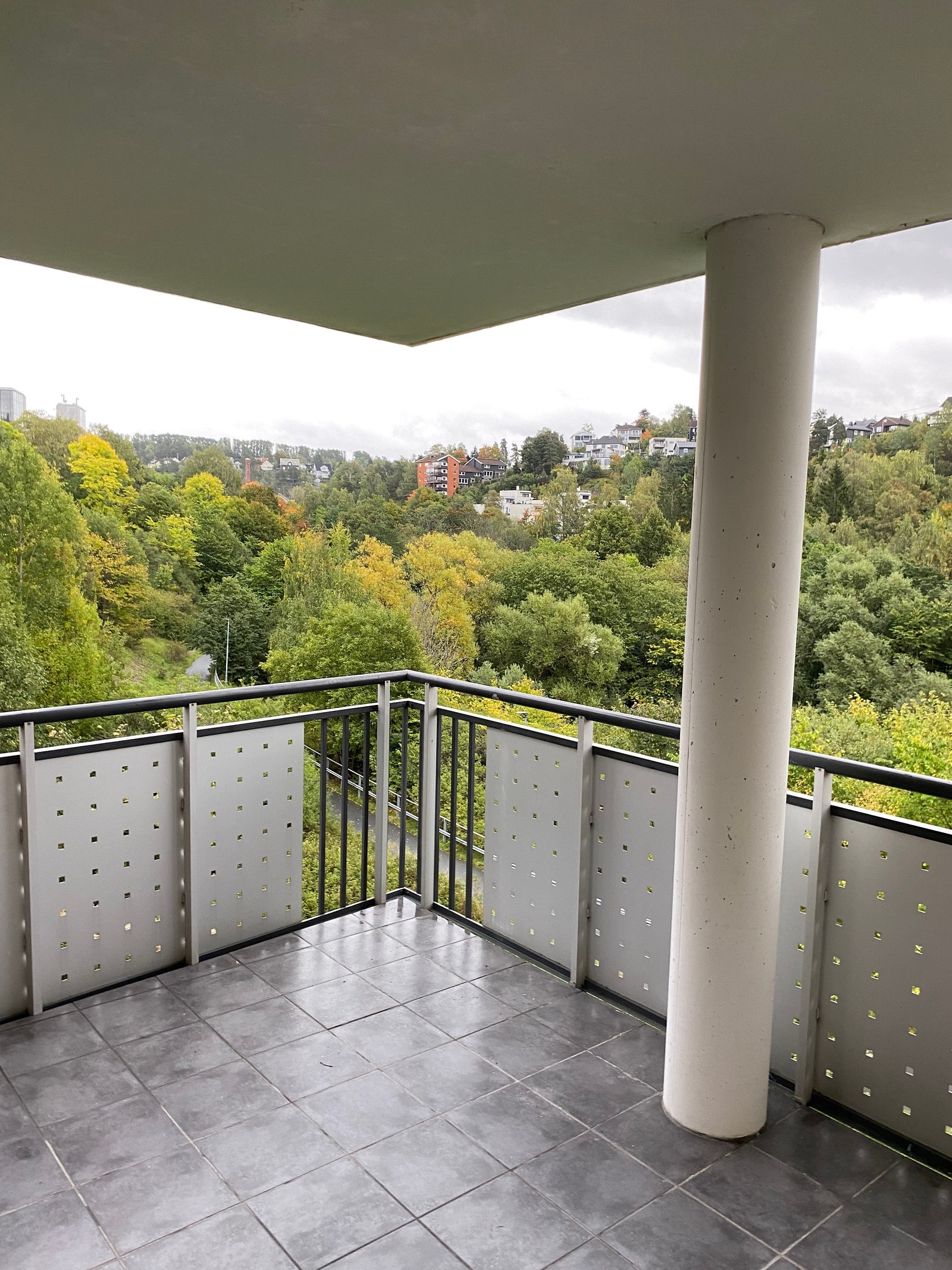 stor balkong med møbler (som ikke synes på bildet) Galleribilde