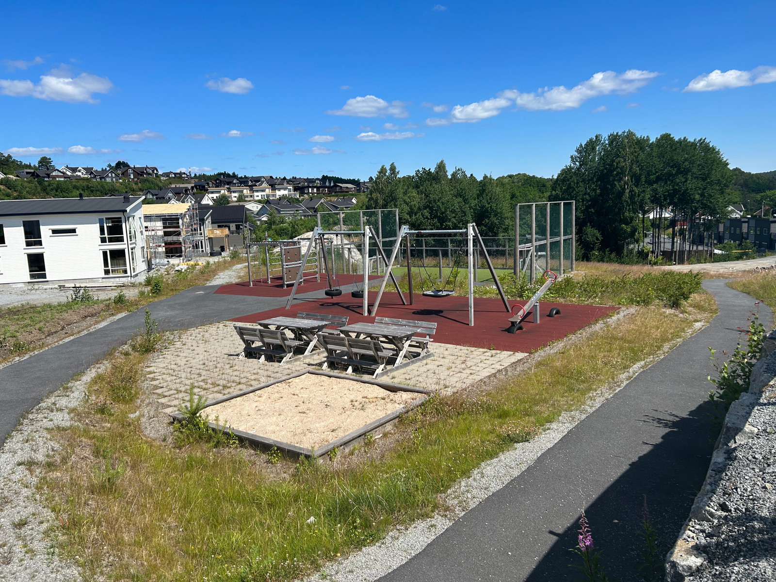 I boligområde finner man både barnehage og lekeplass.