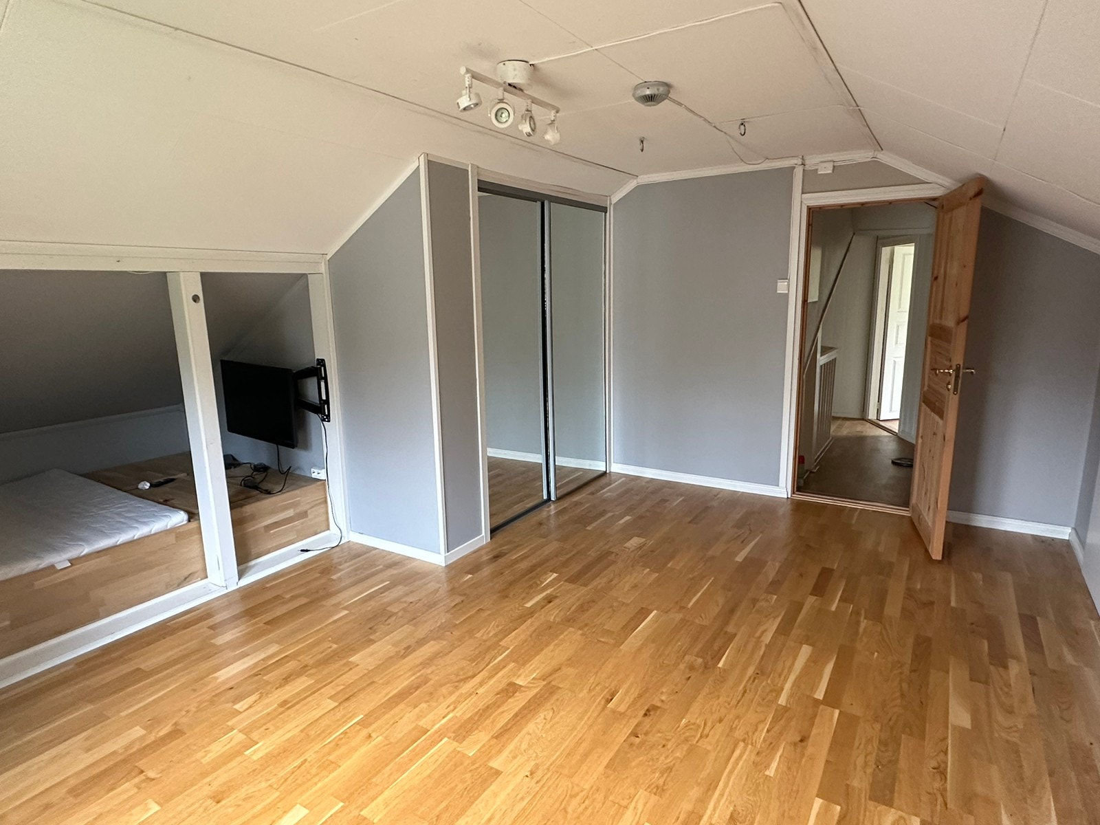 Soverom 1 med innbygget dobbeltseng og «walkin closet» Galleribilde