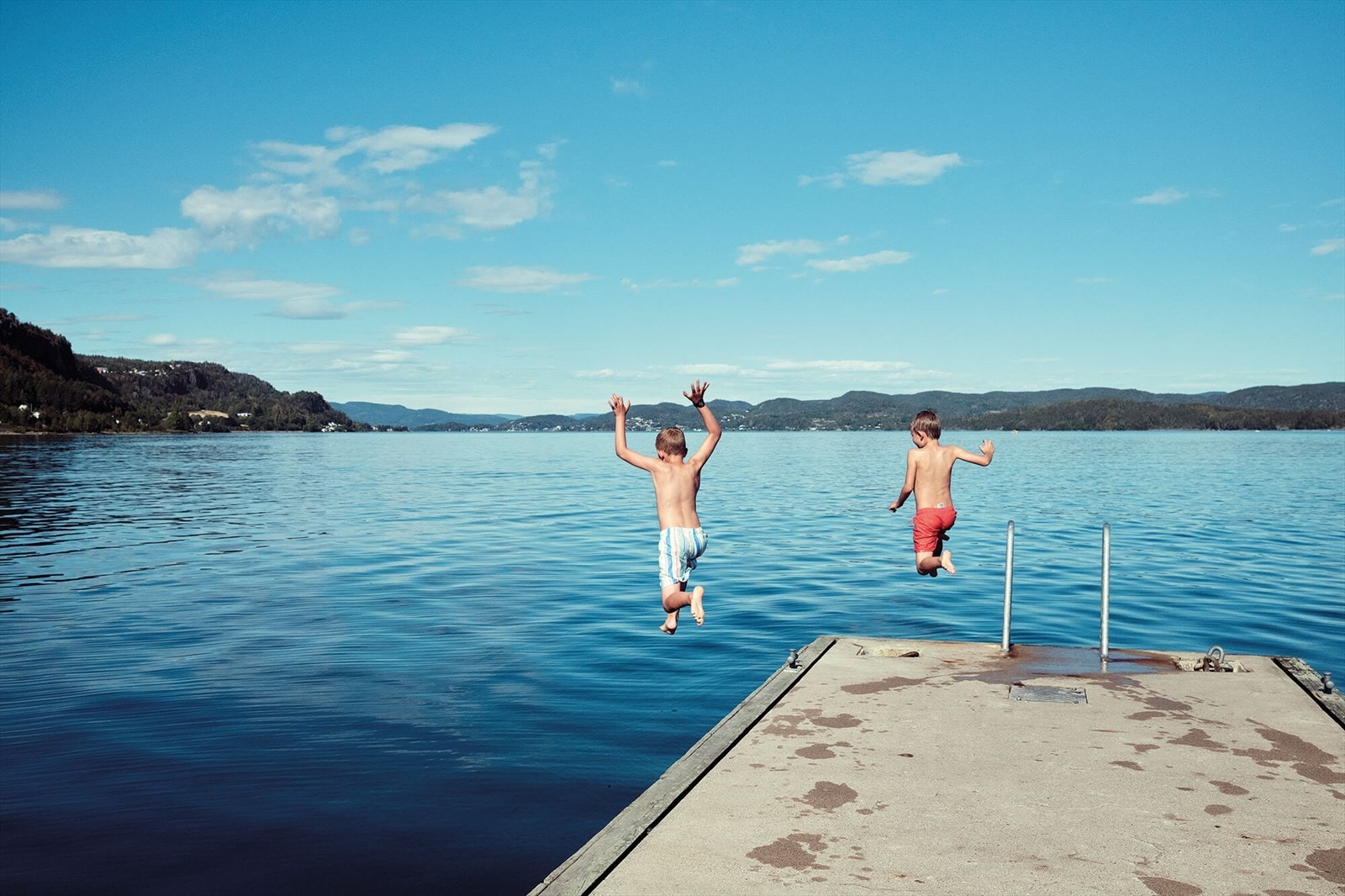 Bading fra brygga.jpg Galleribilde