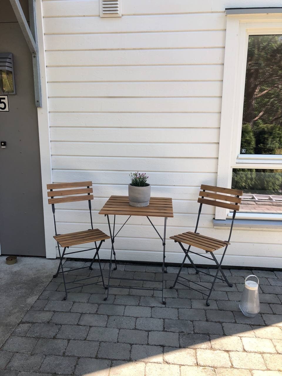 Sittegruppa ved inngangen Galleribilde