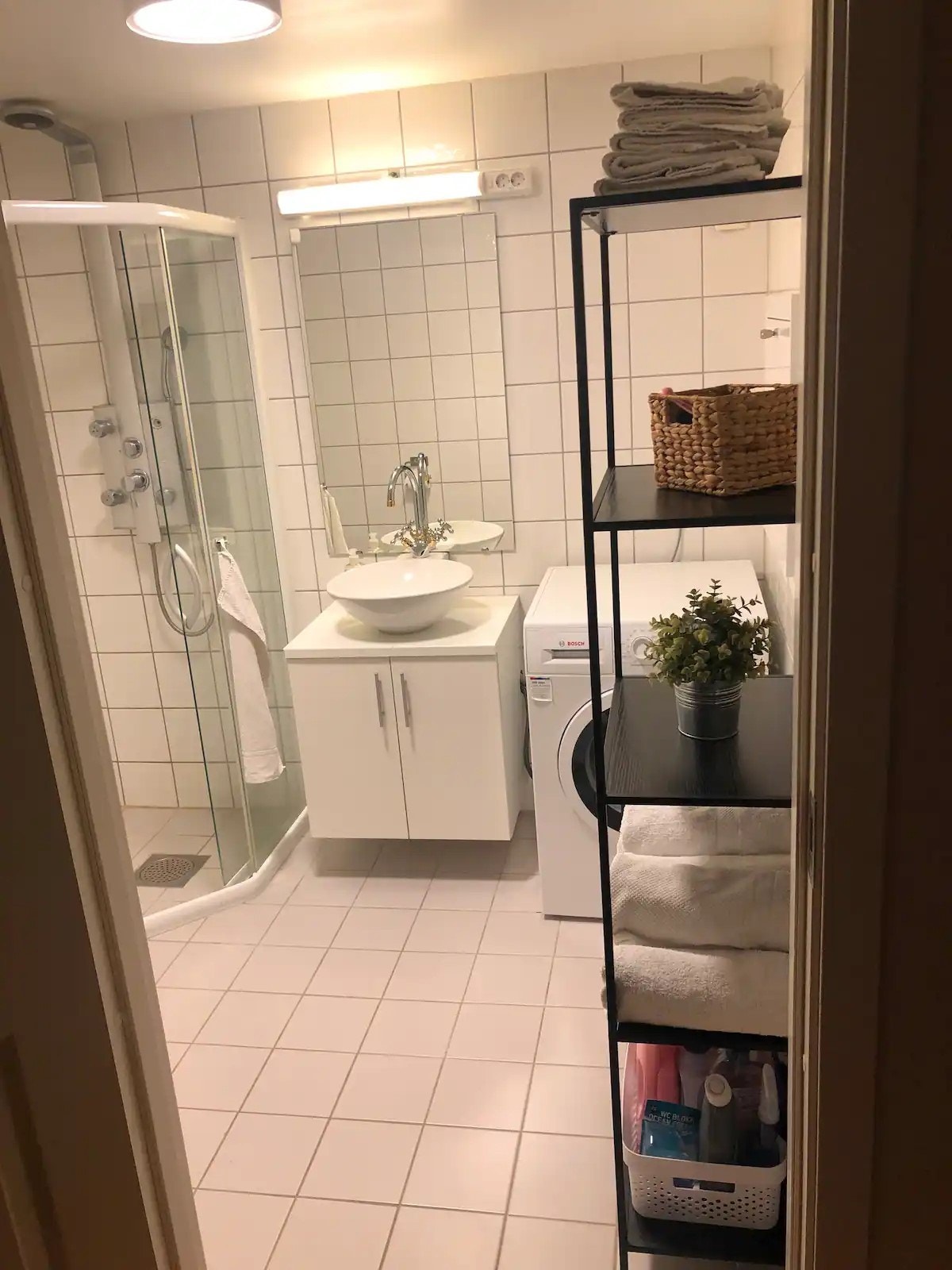 Romslig bad med vaskemaskin Galleribilde