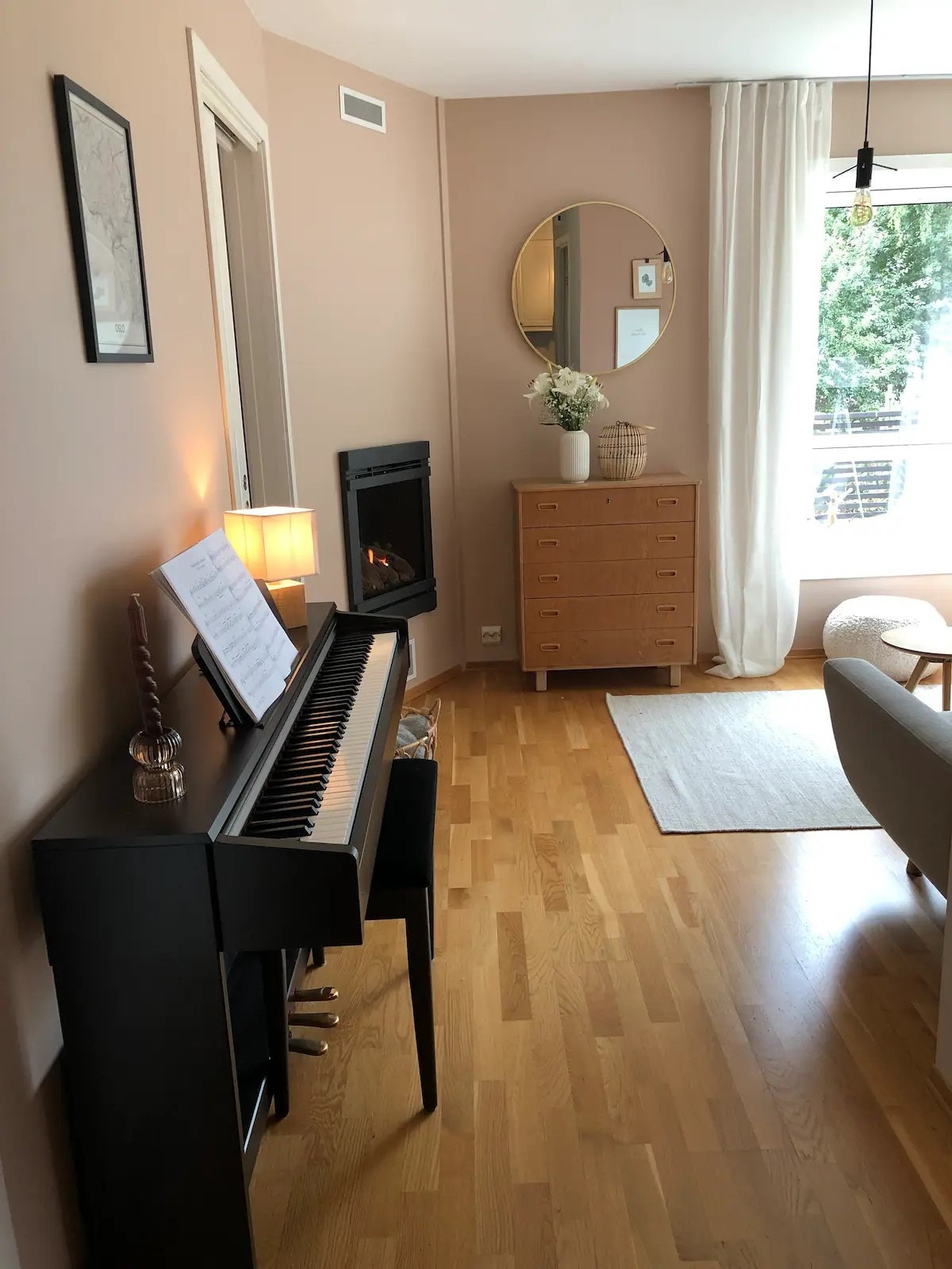 Romslig gang og elektrisk piano Galleribilde