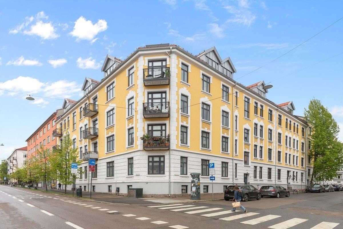 Bygget ligger i en rolig sidegate Galleribilde