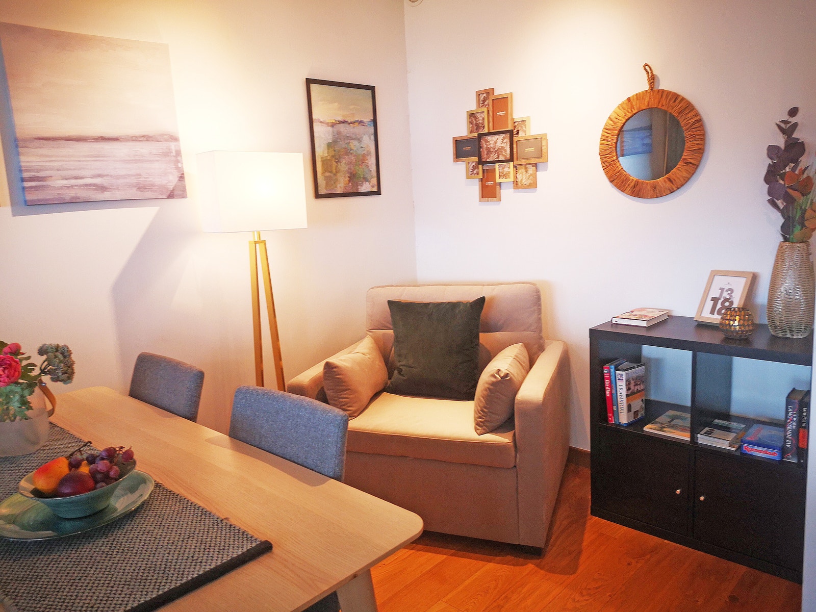 Stue med skyvedør og to soveplasser i tillegg til soverommet Galleribilde