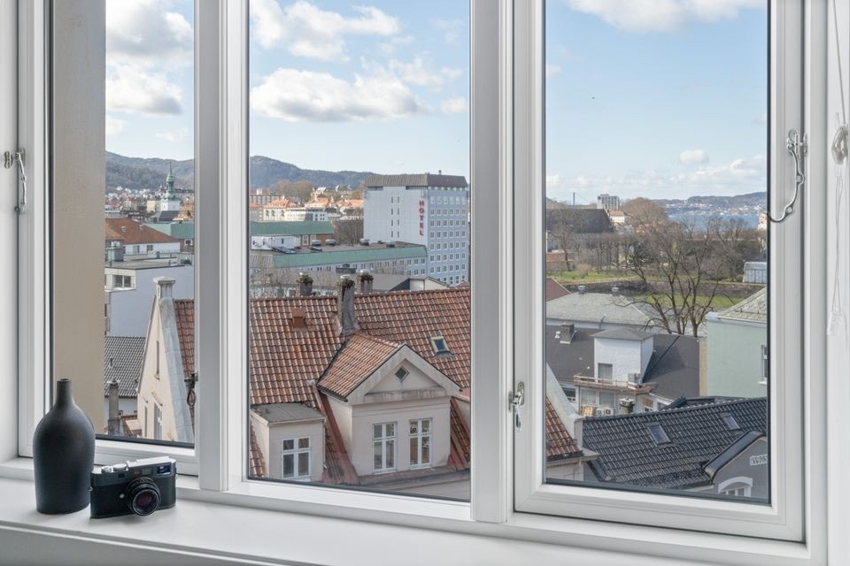 Her kan du sitte i vinduskarmen og nyte konsertene fra Koengen Galleribilde