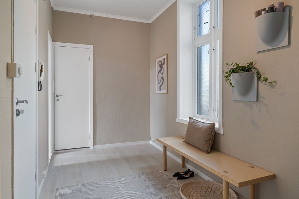 Inngang med gode skap Galleribilde