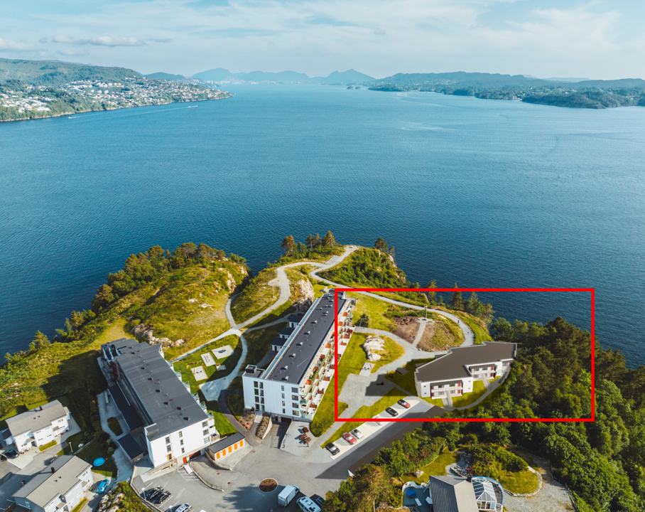 Illustrasjon - Oversikts bilde. Fantastisk beliggenhet ved sjøen. Galleribilde