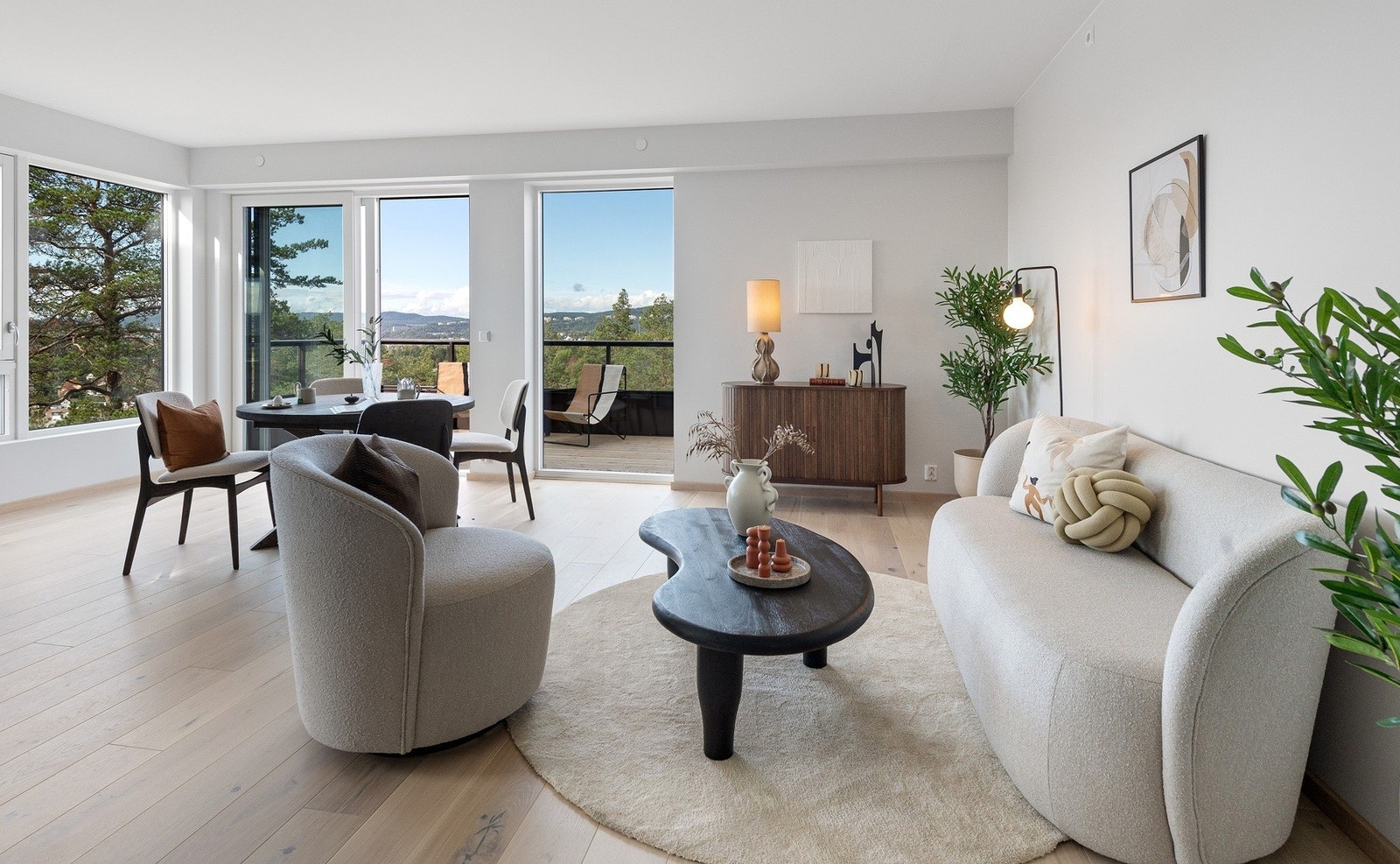 Flotte leiligheter med store vindusflater. Galleribilde