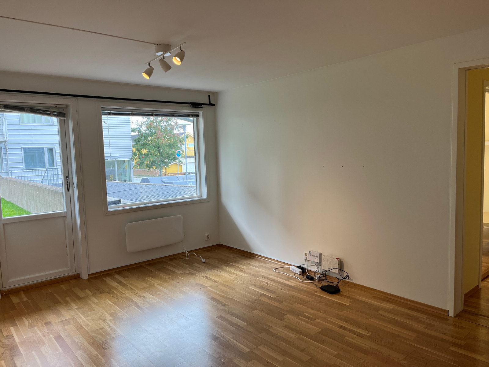 Stue med kjøkken - nymalt Galleribilde